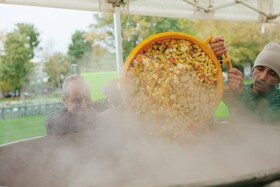 Maisto ruošimas dideliame puode „Feedback“ renginyje „Feed the 5000“
