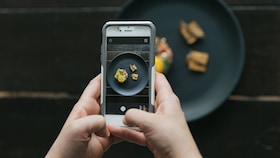 Virtuvės šefas fotografuoja tobulai patiektą maistą